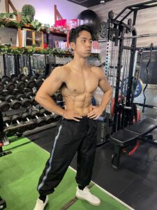 ユウタ左側から撮影フロントポージング