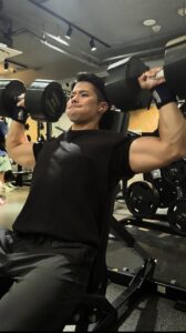 ユウタトレーニングダンベルショルダープレス