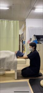 阿波根整骨院での施術風景首②