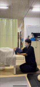 阿波根整骨院での施術風景首①