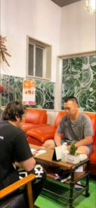 Hさんとイチの打ち合わせ風景