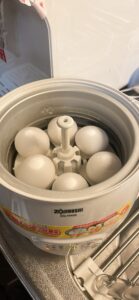 たまご調理器に卵をセットしたところ