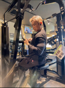 イチがフロントプルダウンマシンを使用してトレーニング