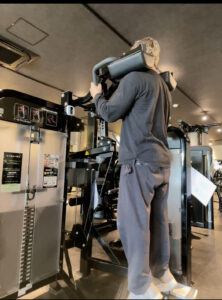 イチがカーフレイズマシンを使用してトレーニング