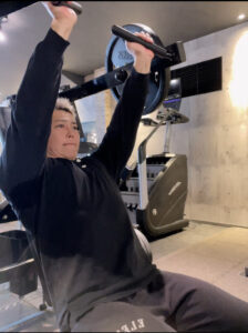 イチがスーパーインクラインマシンを使用してトレーニング