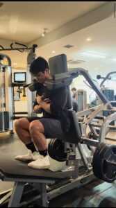 ユウタがVスクワットマシンを使用してトレーニング　前向き