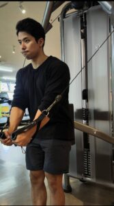 ユウタがケーブルクロスマシンを使用してトレーニング 収縮ポジション