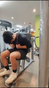 ユウタがアブドミナルマシンを使用してトレーニング