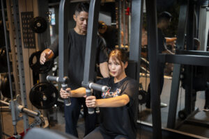 フィットネスボックス ゼロ【那覇市山下町店】トレーニング風景女性モデルとユウタ