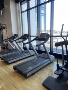 リスポ那覇の清潔で広々としたトレーニングフロア②