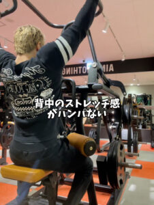 フィットイージー 那覇新都心店でのイチのトレーニング風景ラットプルマシン