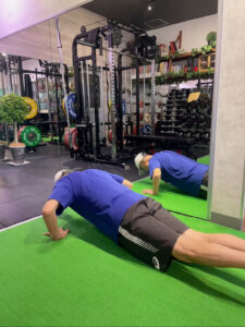 Aさんトレーニング風景腕立て伏せ