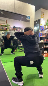 Kさんトレーニング風景スクワット近距離からさらに深くしゃがむ