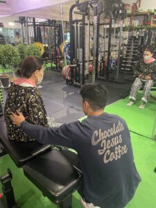 Uさんトレーニング風景姿勢を正して実際に足を上げてみる