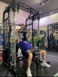 Aさんトレーニング風景インクラインベンチプレス