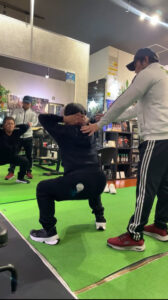 Kさんトレーニング風景スクワット