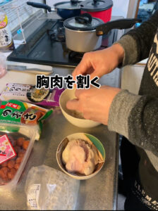 鶏むね肉を割いて投入