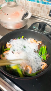 きくらげと卵の炒め物の調理工程　全材料を炒める