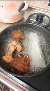 きくらげと卵の炒め物の調理工程　きくらげと春雨を茹でる