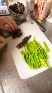 きくらげと卵の炒め物の調理工程　きくらげとにらを切る