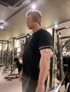 フリースタイルリブレ2を腕に装着して血糖値を測定する那覇市のトレーナー