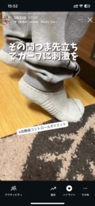 食後の血糖値上昇を抑えるために洗い物をしながらカーフレイズをする様子