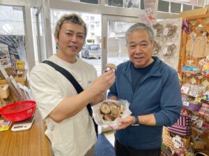 1袋800円で販売されている大量の新鮮な椎茸
