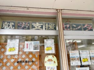 那覇市で地域貢献と椎茸栽培を行う就労支援センターふくぎの様子