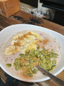 1食目のオーバーナイトオーツ。オートミール、プロテイン、フルーツ、ナッツ、スパイスを盛り付けた減量食