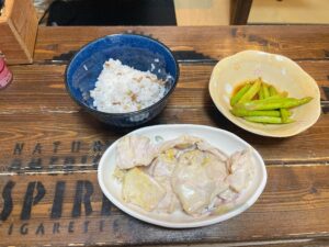 2食目の減量食。白米150g、皮なし鶏胸肉200g、アスパラガス50gにオリーブオイル5gをかけた王道のコンテスト食