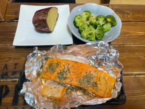 3食目の食事。アルミホイルで包み焼きにした大ぶりのサーモン200gと、蒸しさつまいも150g、ブロッコリー100g