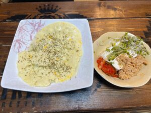 4食目の食事。卵白をメインにしたふっくらオムレツと、絹ごし豆腐、納豆、キムチ、ブロッコリースプラウトを盛った腸活プレート
