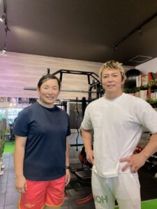 那覇市のパーソナルジムICHIで3ヶ月-7.3kgを達成した女性会員様のトレーニング風景