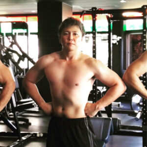パーソナルトレーニング受講前の代表イチのビフォー写真（過去の体型）