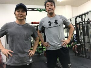 50代男性 パーソナルトレーニング指導成果スーツ姿