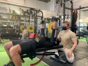 40代・50代の関節を守るBFRトレーニング指導風景