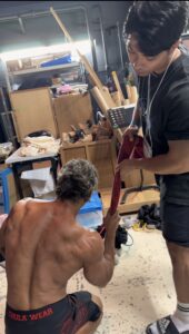 タオルを使って大円筋に強烈なテンションをかけるパンプ種目①