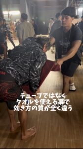 タオルの引く角度を微調整して広背筋を狙い撃つサポート②