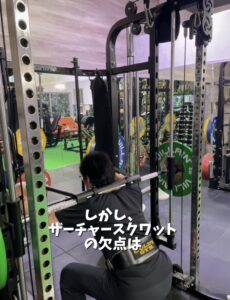 アタッチメントを用いて安定したフォームでスクワットを行う様子