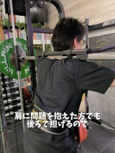 トップスクワットアタッチメントによる安全でスムーズなスクワット完了シーン