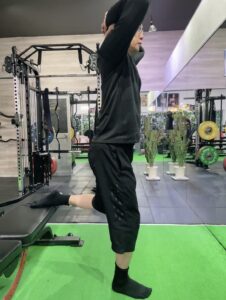 上体をまっすぐ直立させて腰の負担を抑えるブルガリアンスクワットのフォーム指導
